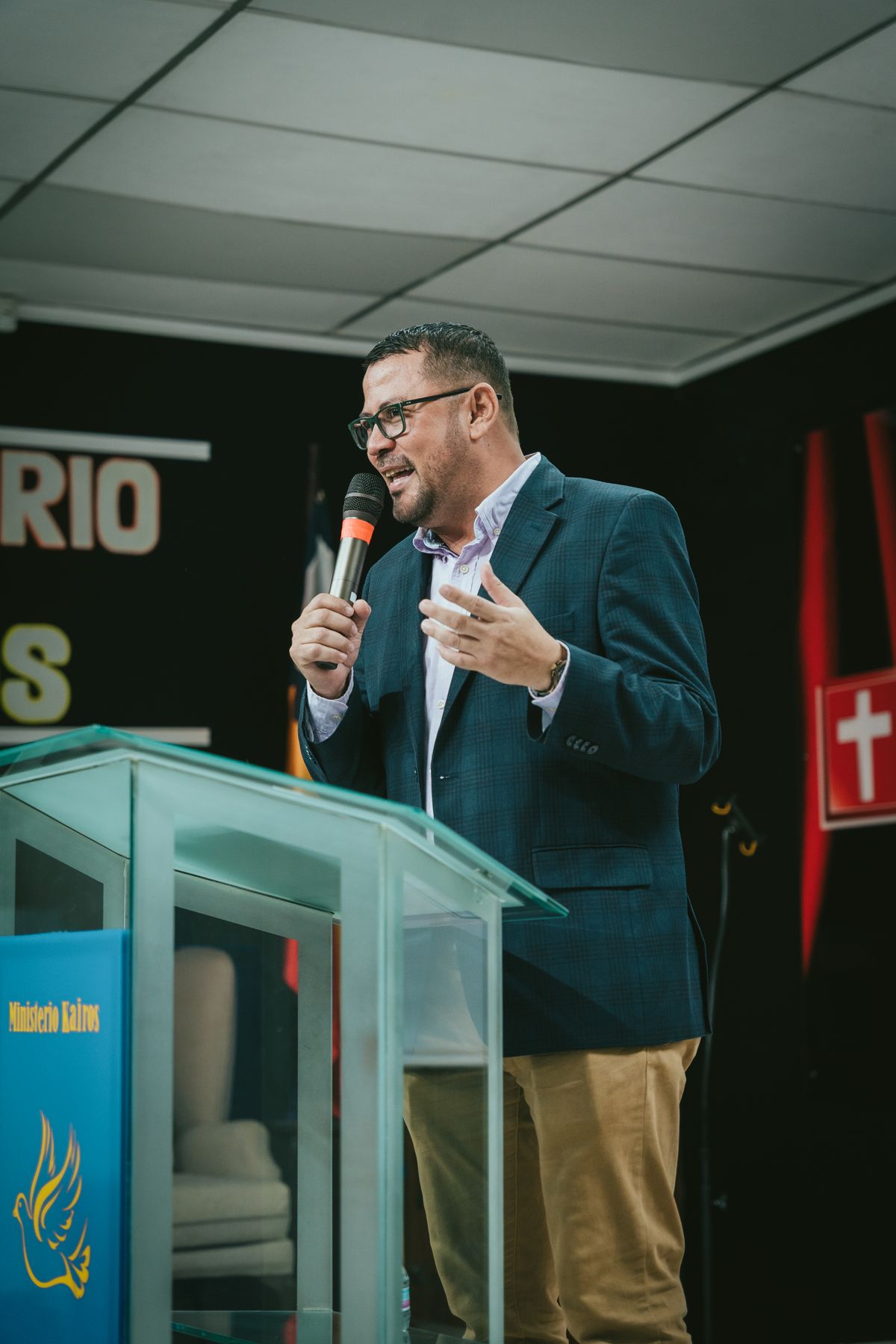 The Second Life of a Mistake: On Public Apologies, Digital Permanence, and Whether We Ever Really Forgive Online 2 A man speaking into a microphone at a podium during a press conference